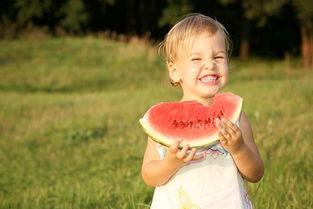 孩子吃瓜的视频,萌态十足引网友爆笑