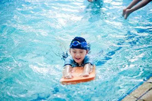 游泳教练吃瓜视频,吃瓜视频引发网友热议