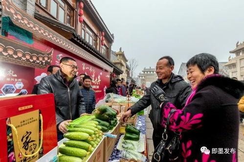 即墨古城吃瓜现场,热闹非凡的夏日街头美食盛宴