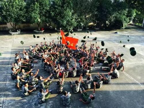 军训表演学姐吃瓜,军训表演学姐意外“吃瓜”成焦点