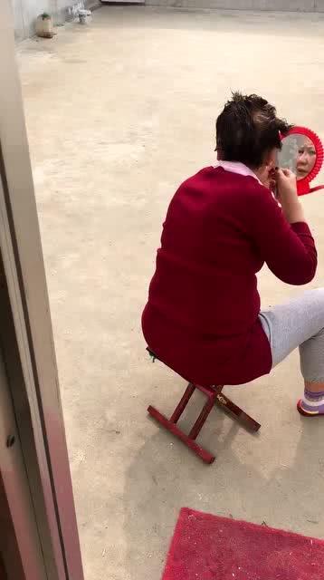 阿姨年终吃瓜群众,吃瓜群众的欢乐盛宴