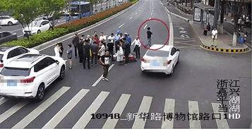 吃瓜被撞飞,惊险瞬间引关注