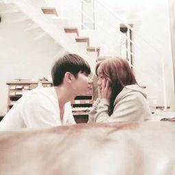 情侣亲嘴吃瓜图片大全,甜蜜瞬间定格！